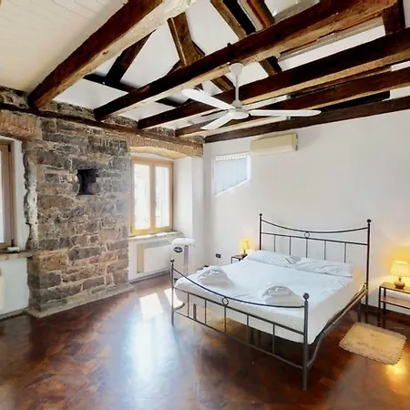 Triestevillas Brand New Attic - Old Town Apartment